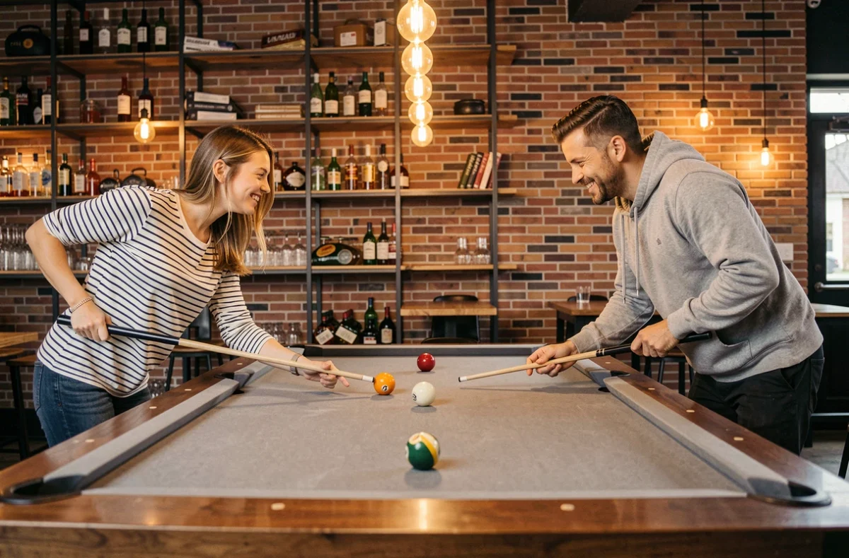 Deux amis jouant au billard américain dans un bar urbain moderne avec atmosphère conviviale