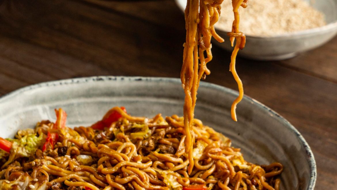 Nouilles chinoises épicées : un délice végétal à découvrir !